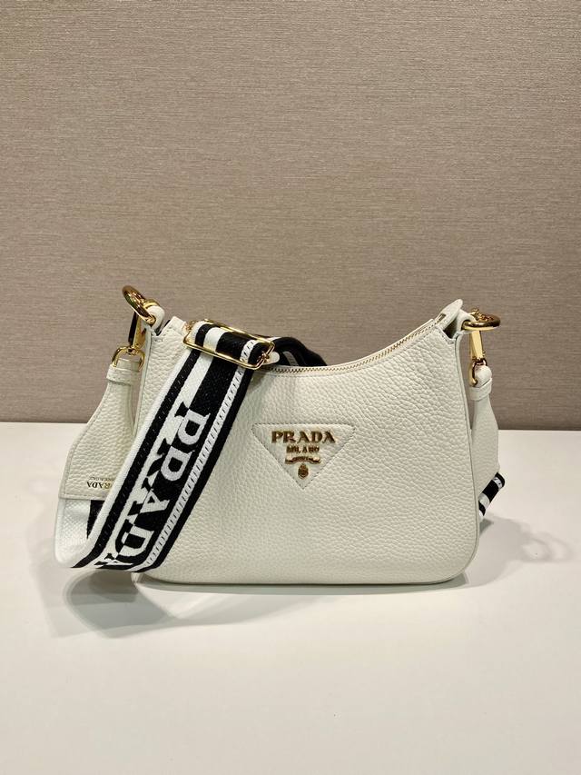 New 1Bh193 Small This single shoulder strap is made of imported deerskin leathe