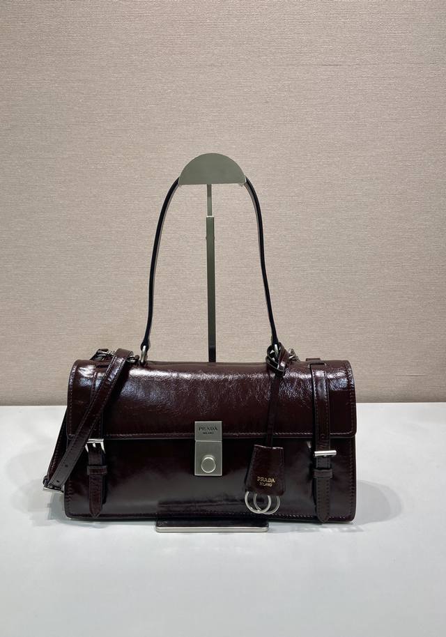 New Pen Holder Bag 1Bn026 Small This leather handbag is inspired by the formal