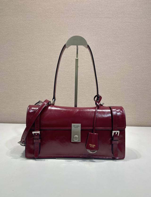 New Pen Holder Bag 1Bn026 Small This leather handbag is inspired by the formal