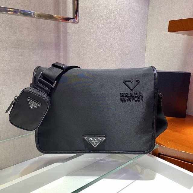 Super Edition New Messenger Bag 2Vd039 This shoulder bag is made of innovative r