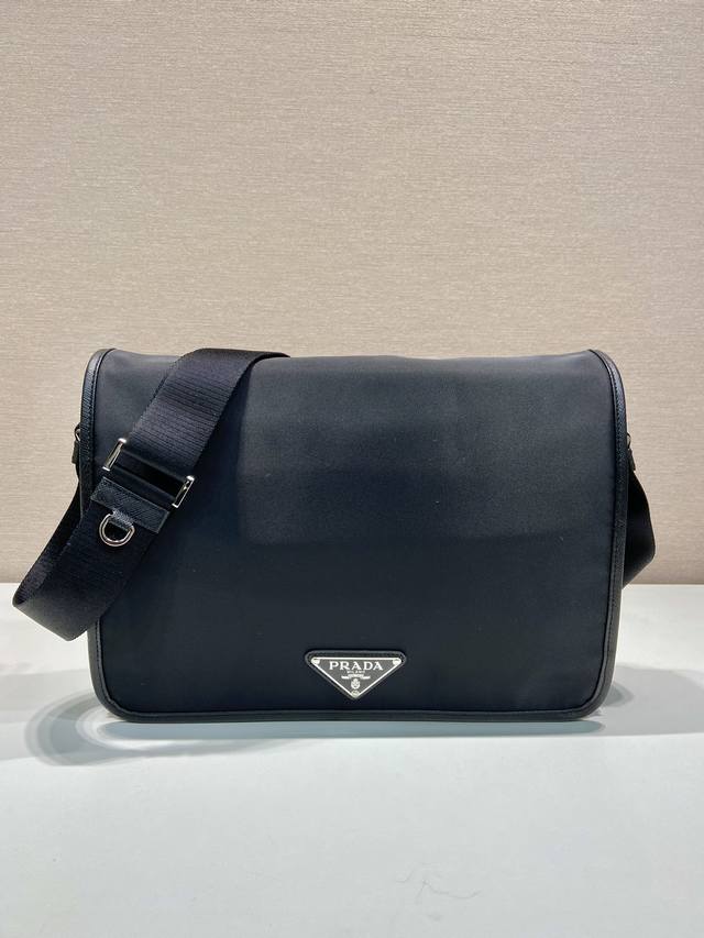 Super version new messenger bag 2Vd039 upgrade plate This shoulder bag is made o