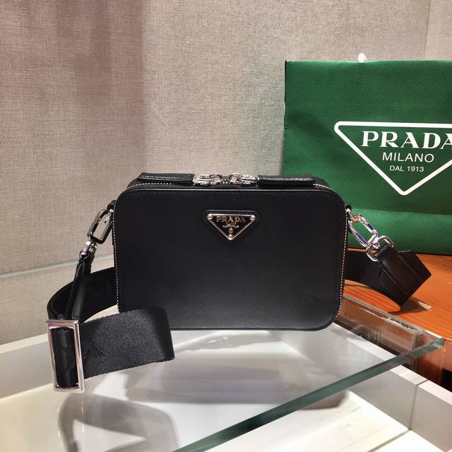 Special Edition New Camera Bag 2Vh070, a new box-shaped camera bag with a trian