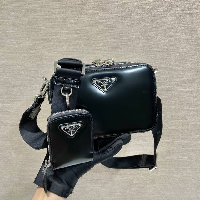 Special Edition New Messenger Bag 2Vh070 Patent Leather. This modern Brique hand
