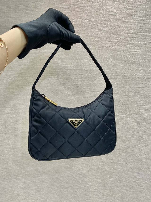 Super version new diamond Hobo1Ne515A This underarm diamond Hobo is made of impo