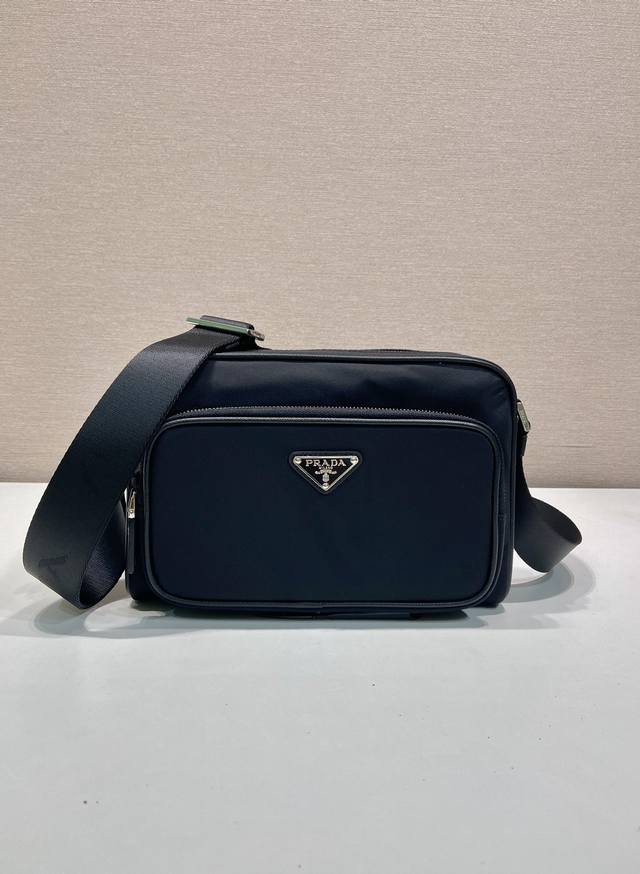 Special Edition New 2Vh190 Shoulder Bag The sporty functionality of this shoulde