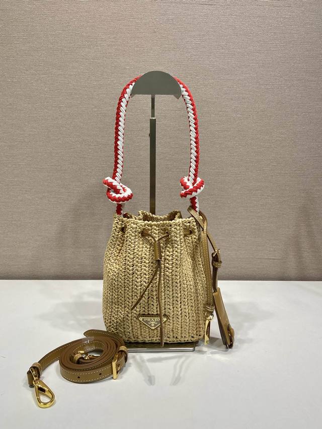 New woven 1Be068 bucket bag This woven bucket bag is made of imported raffia. P