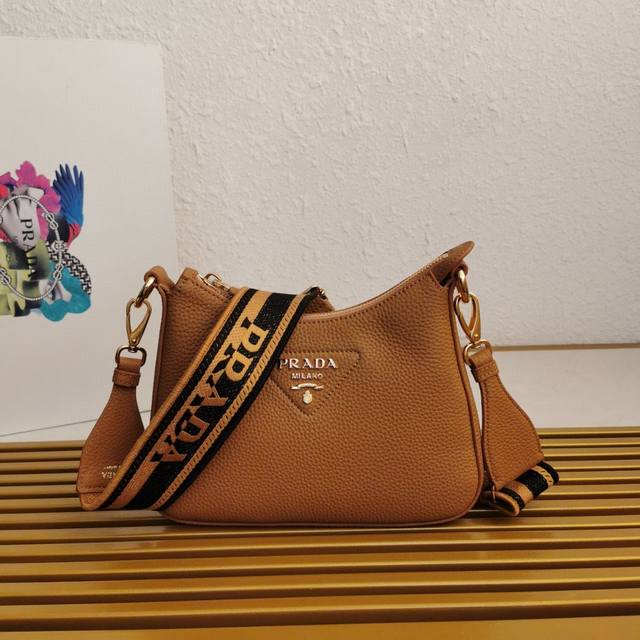 Top original new small crossbody bag 1Bh193 has arrived. The bag is made of imp