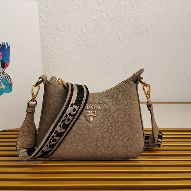 Top original new small crossbody bag 1Bh193 has arrived. The bag is made of imp