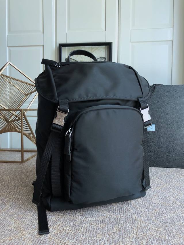 P new backpack, classic 2Vg0135 triangle mark, original goods, imported parachut