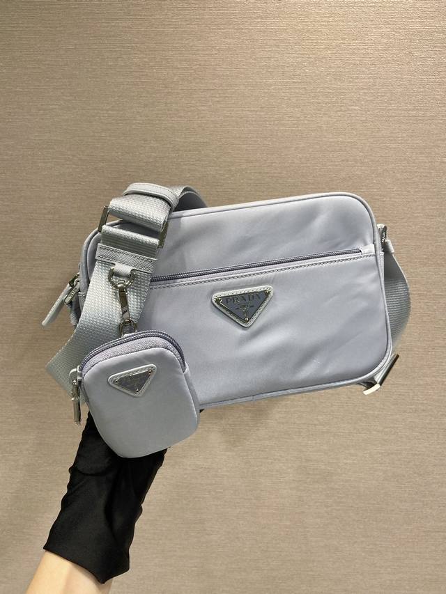 New 3-in-1 1Bc167 This rectangular shoulder bag is compact in design and presen