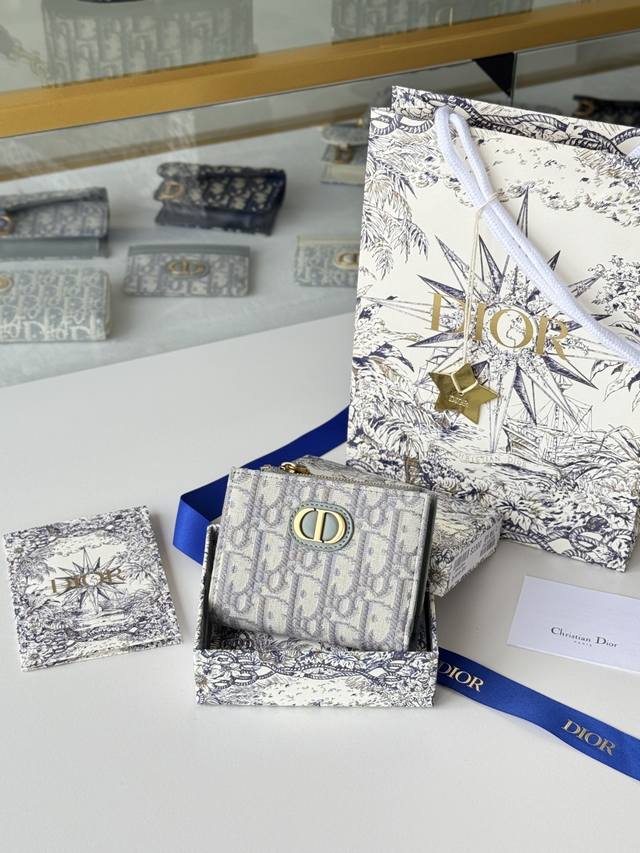 Dior Caro Dahlia Wallet Code: S2197Ubhz_M928 This Dior Caro Dahlia wallet is dec