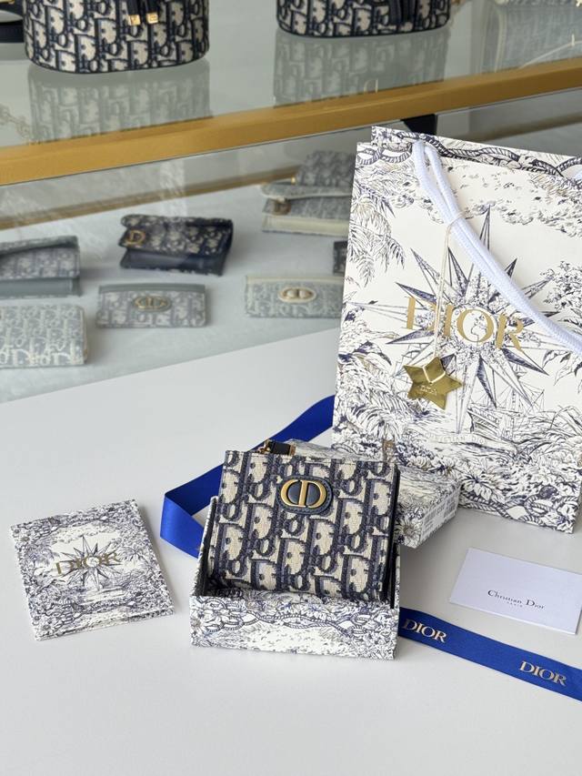 Dior Caro Dahlia Wallet Code: S2197Ubhz_M928 This Dior Caro Dahlia wallet is dec