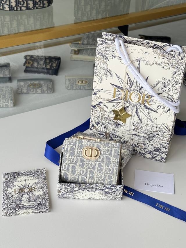 Dior Caro Dahlia Wallet Code: S2197Ubhz_M928 This Dior Caro Dahlia wallet is dec