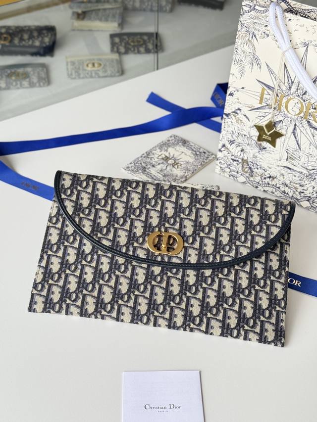 Clutch 30 Montaigne series flap clutch, made of classic Oblique fabric, decorat