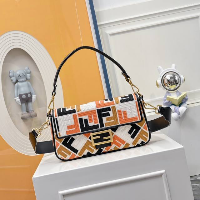 Model 0053 Fendi popular classic Baguette, the raw material is made of canvas w