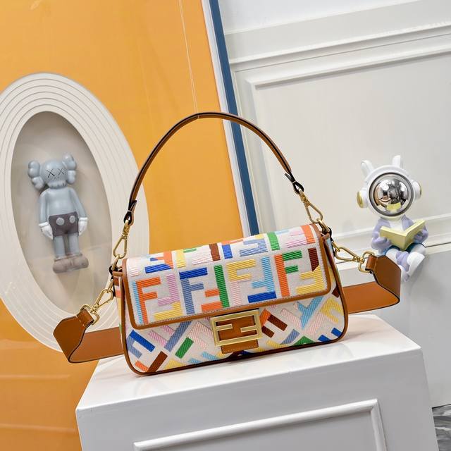 Model 0053 Fendi popular classic Baguette, the raw material is made of canvas w