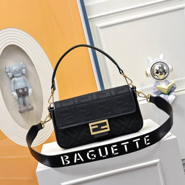 Model 0053 Fendi popular classic Baguette, the raw material is made of canvas w
