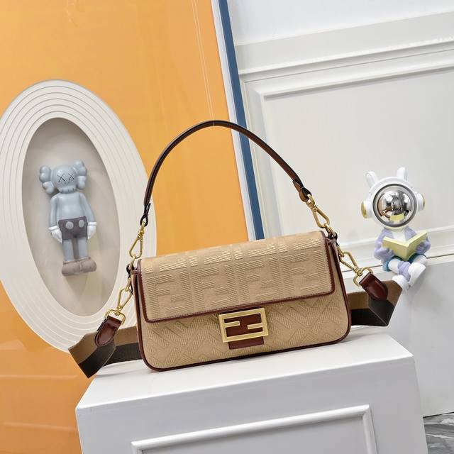 Model 0053 Fendi popular classic Baguette, the raw material is made of canvas w