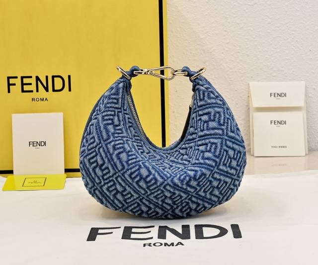 Model 001 Original size 20 with adjustable long shoulder strap Fend1Praphy unde