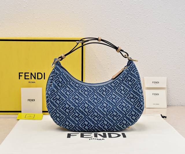 Model 001 Original size 29 Fend1Praphy underarm bag features a crescent shape,