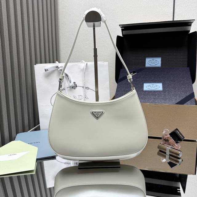 The latest model of women's underarm bag 1Bc499 from the top original P store h