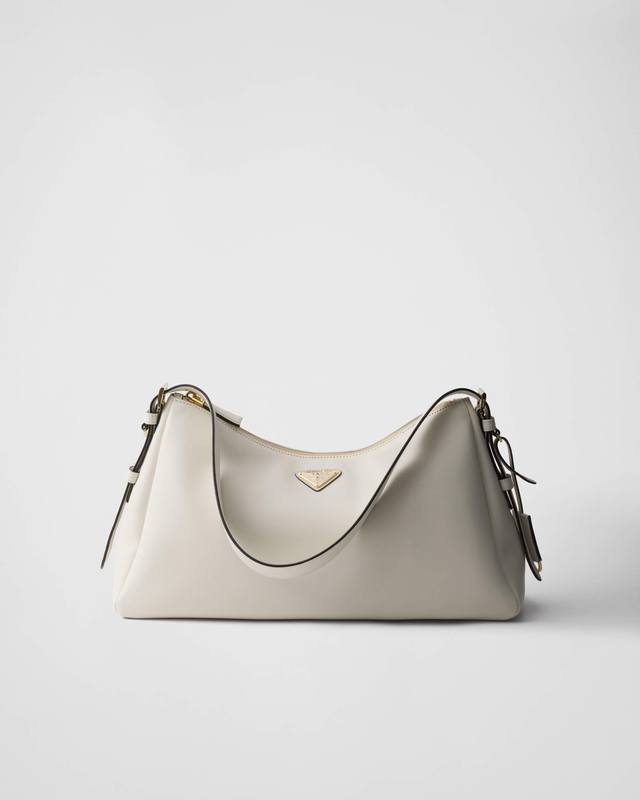 Running volume price Introduction: This new model of underarm bag has leather d