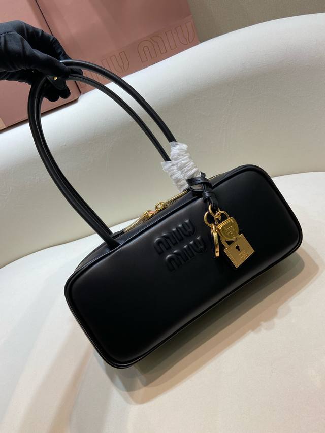 Special Edition New 5Bb173 This Beau handbag combines retro style with contempor