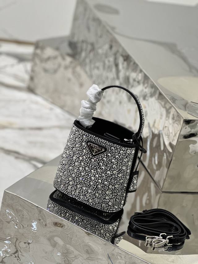 New Starry Bucket Bag This elegant Panier handbag is covered with imitation cry