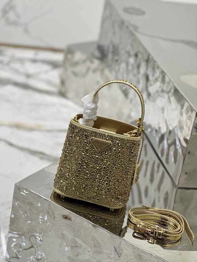 New Starry Bucket Bag This elegant Panier handbag is covered with imitation cry
