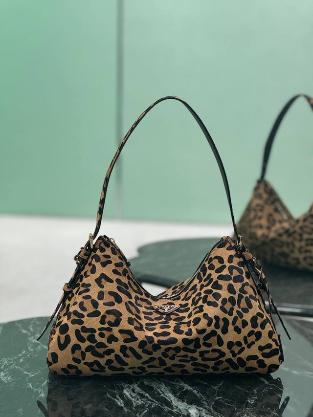 New Leopard Handbag The design of the shoulder bag is inspired by the explorati