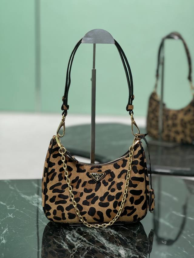 Leopard print Hobo underarm bag The versatile and lightweight design has been p