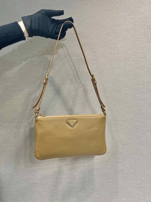 Super version new underarm bag 1Bc238 calfskin This underarm bag is made of impo