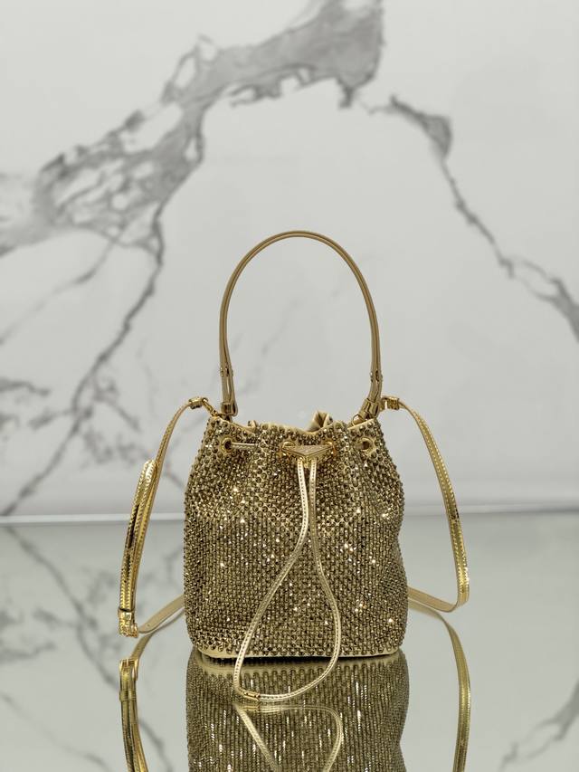 Crystal Bucket Bag This crystal bucket bag is made of imported imitation crystal