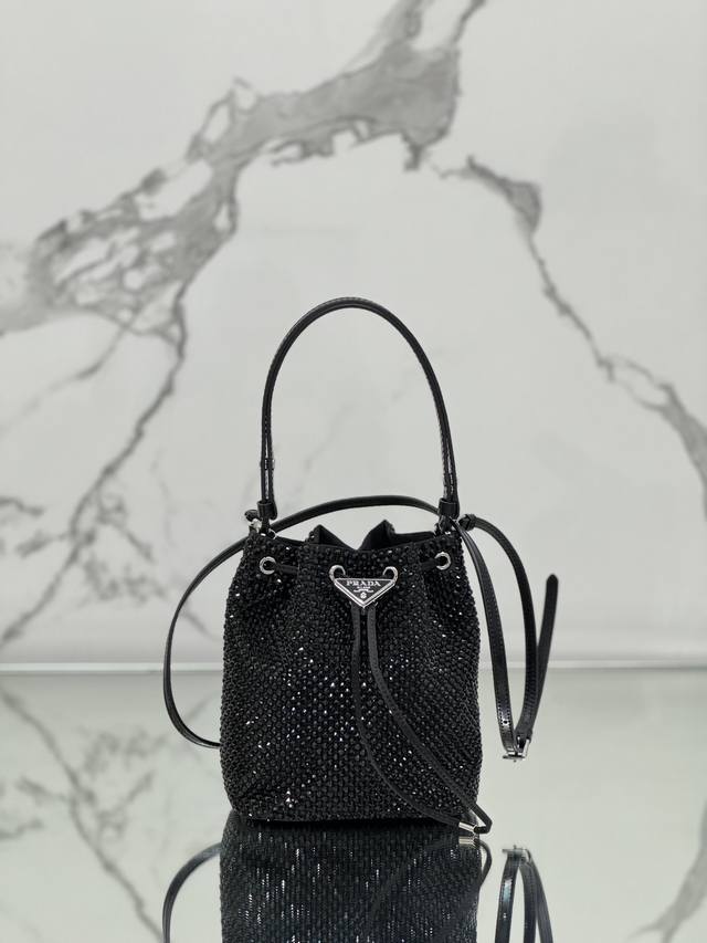 Crystal Bucket Bag This crystal bucket bag is made of imported imitation crystal