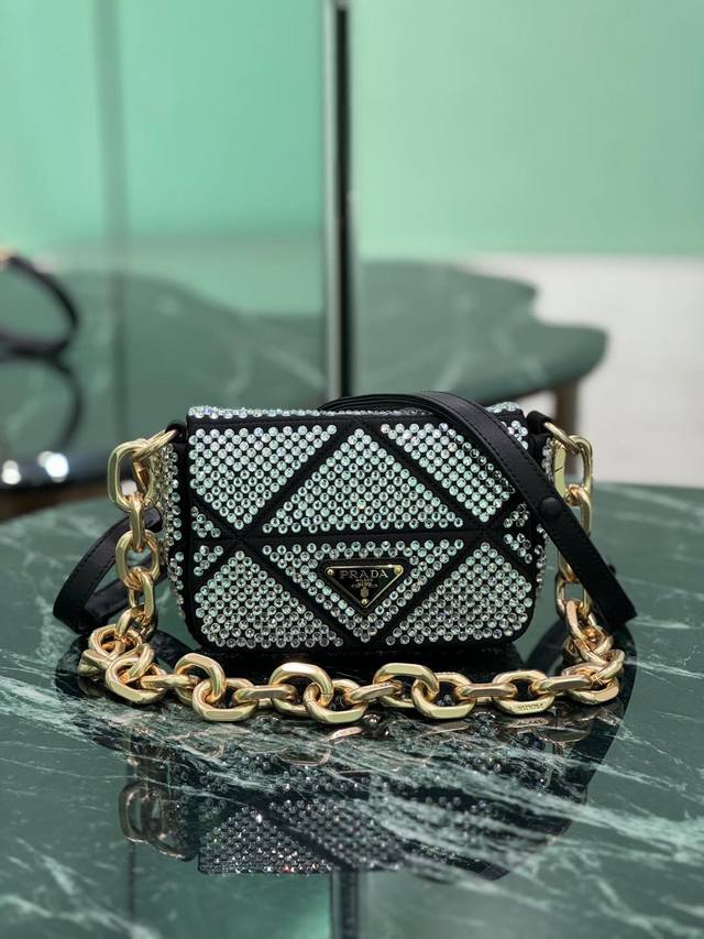 Crystal Bag This mini bag is made of imitation crystals and stitching, and the