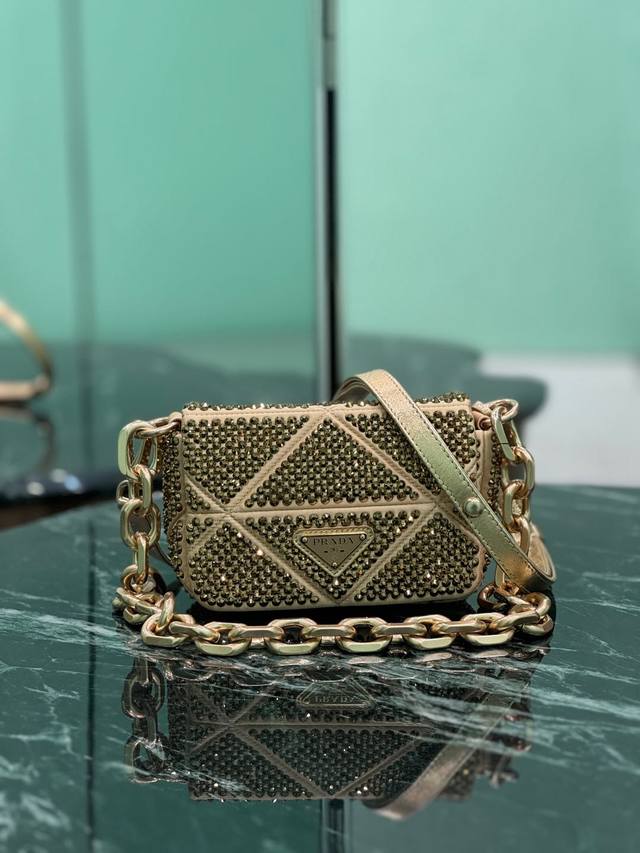 Crystal Bag This mini bag is made of imitation crystals and stitching, and the