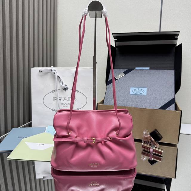 Top original new product cloud bag 1Bg586 This one-shoulder cloud bag is made o