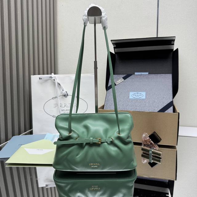 Top original new product cloud bag 1Bg586 This one-shoulder cloud bag is made of