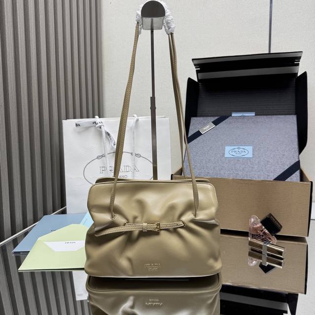 Top original new product cloud bag 1Bg586 This one-shoulder cloud bag is made o