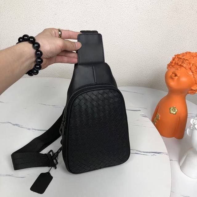 Bv Men's chest bag, tends to be simple, leather is destined to be the focus, wit