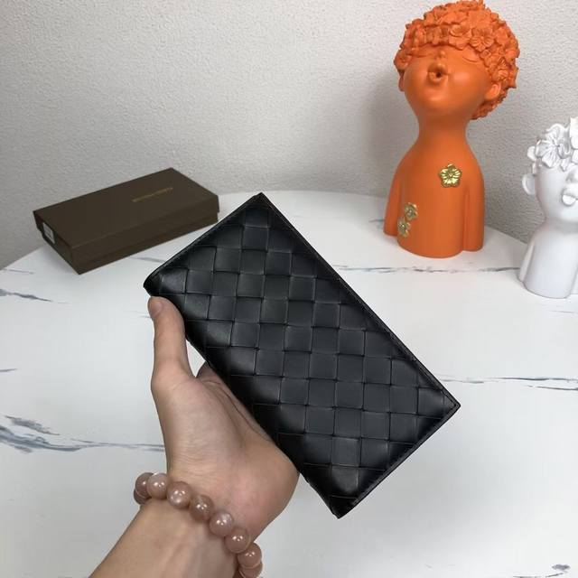 Bv Braided wallet long version is made of top imported waxed cowhide, pure hand-