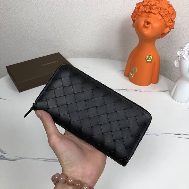 Bv Bottega Veneta wallet is made of imported waxed cowhide, pure hand-woven leat