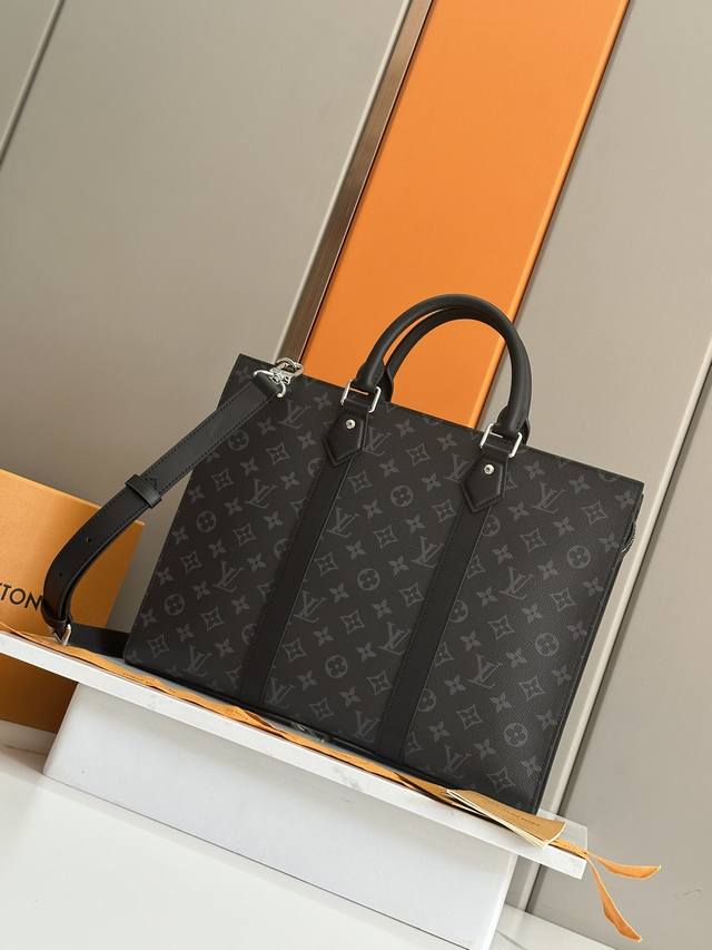 Top Original M11742 Black Flower This Sac Plat 24H bag has the elegance of Mono