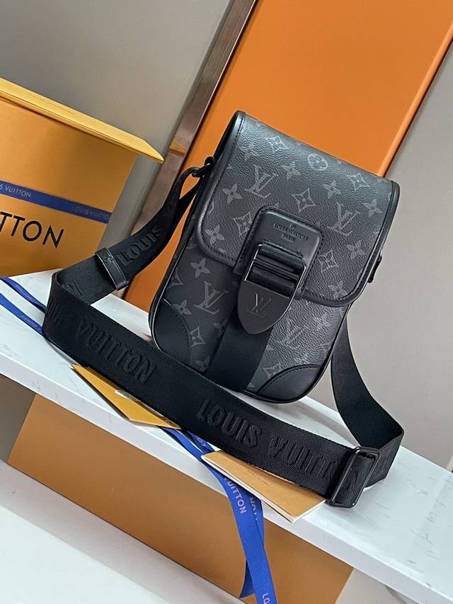 Top original development, all steel hardware This Archy small messenger bag is