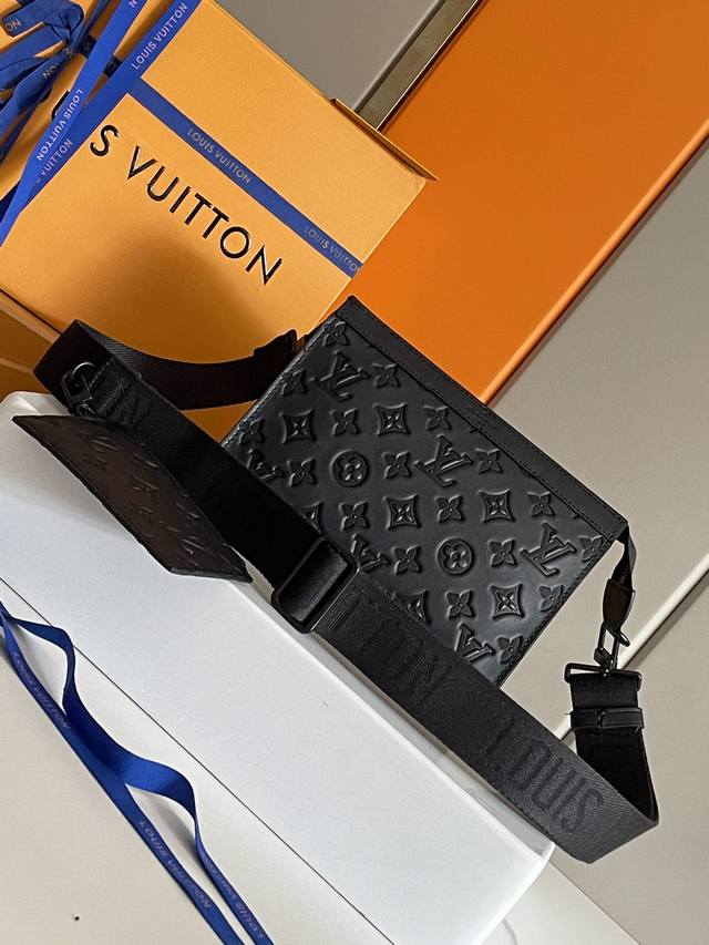 Top original M81115 The Gaston Wearable Wallet handbag is derived from the Poch