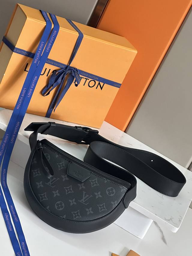 Top-grade original development, all-steel hardware This Lv Moon Crossbody handb