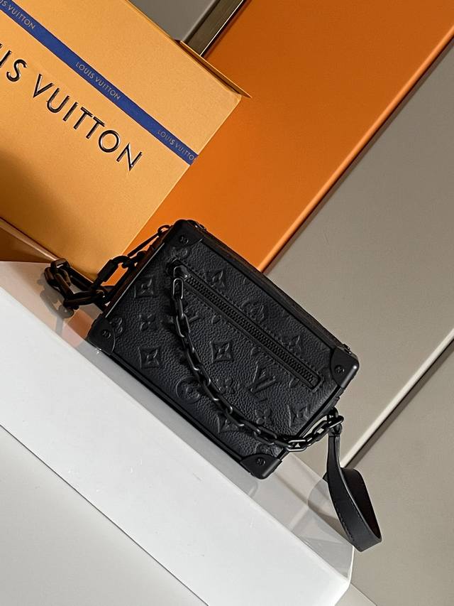 Top-grade original development, all-steel hardware Soft Trunk mini handbag is m