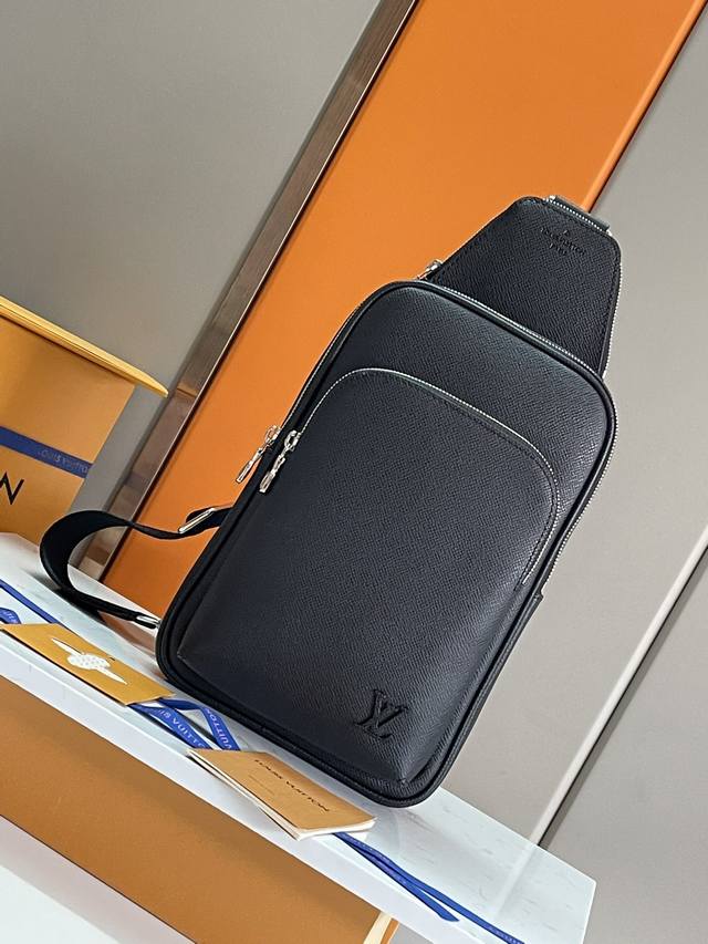 Top-grade original development, all-steel hardware This Avenue shoulder bag is