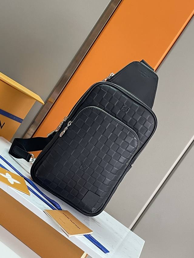 Top-grade original development, all-steel hardware This Avenue shoulder bag is