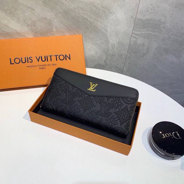 Color Black Size 19X10 Embossed cowhide Louis Vuitton's century-old classic her